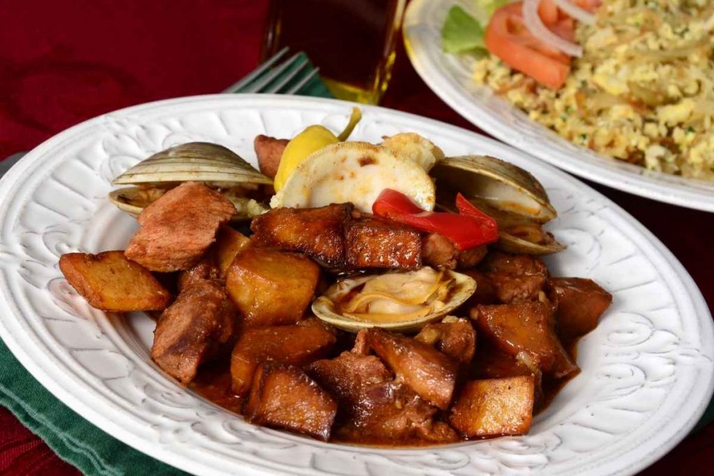 Carne de porco alentejana - Saveur du Portugal Assiette de carne de porco alentejana - Saveur du Portugal